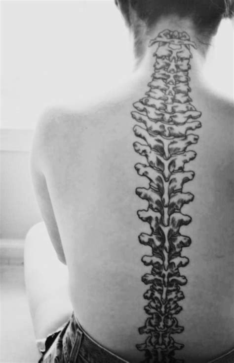 tatuaje columna vertebral hombre|Las mejores 75 ideas de tatto espalda 